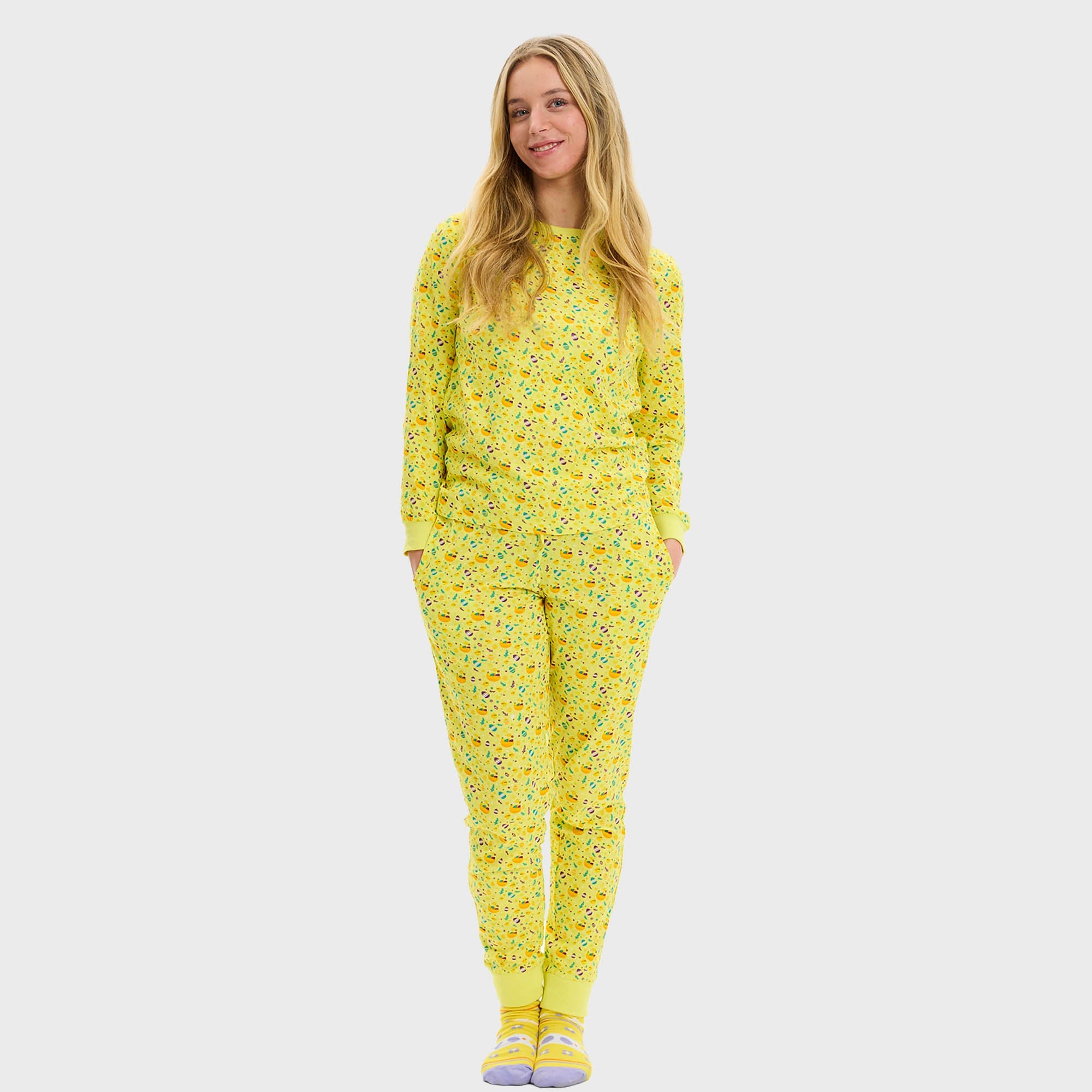 To menn i hver sin påskepyjamas.